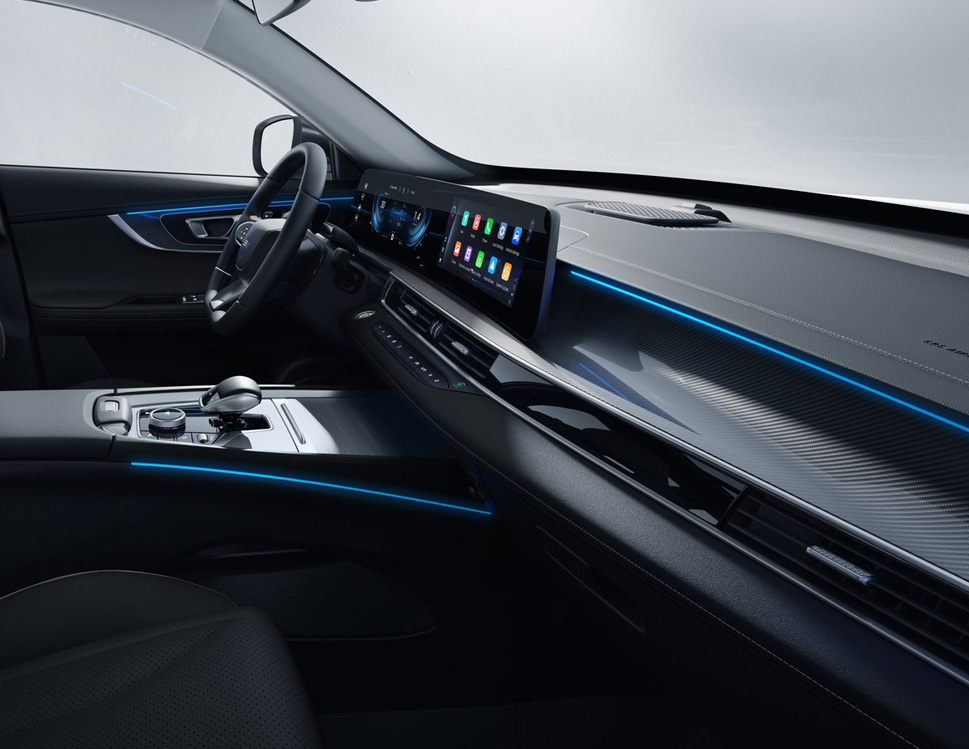 CHERY Tiggo 7 PHEV - Interiér - 50W nabíjení a ambientní osvětlení