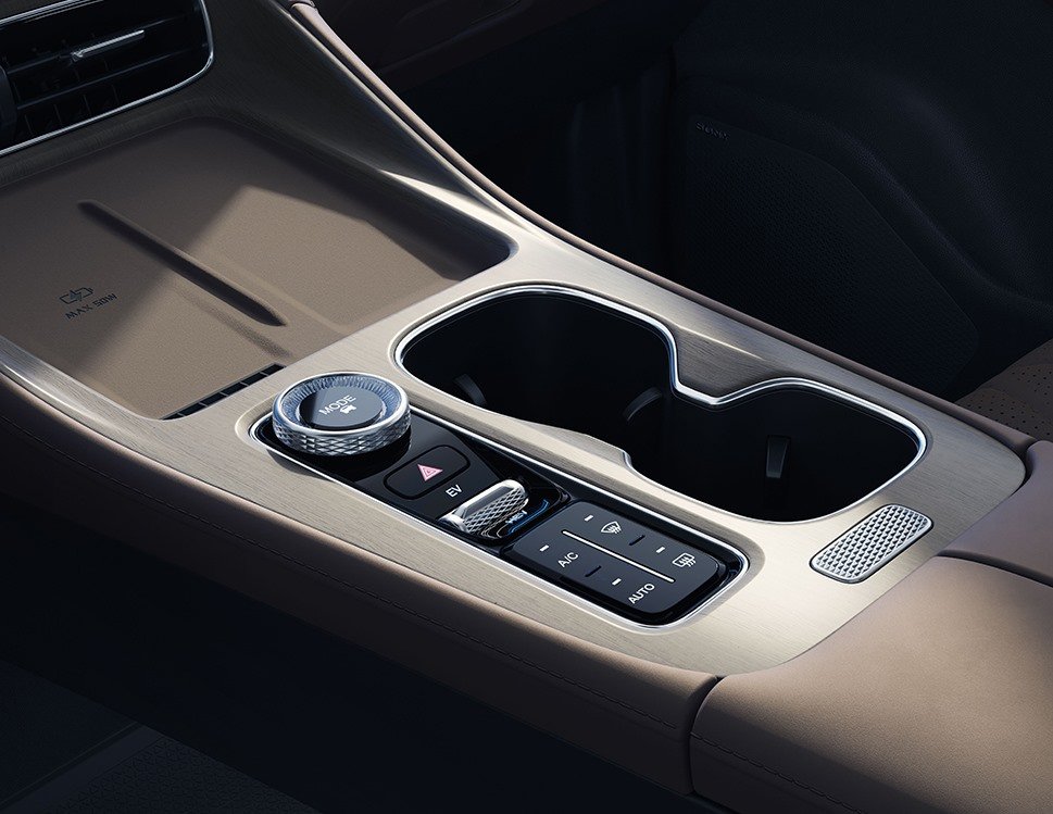 CHERY Tiggo 8 - Interiér - Bezdrátové nabíjení telefonu